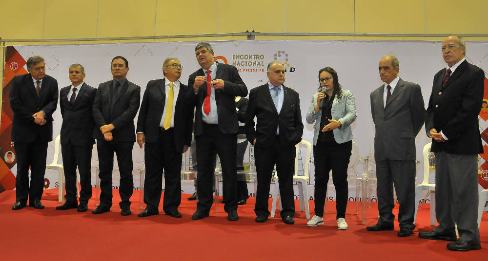 Percival Henriques com prefeitos no 10º Encontro, realozado em 2017